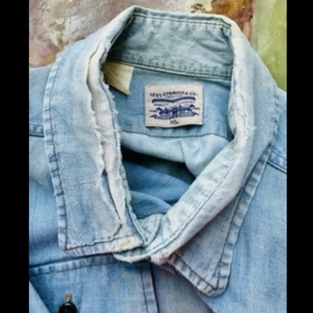 VINTAGE 1970s LEVI'S WORK SHIRT ORANGE TAB BLUE DENIM CHAMBRAY DISTRESSED XL - Picture 8 of 10